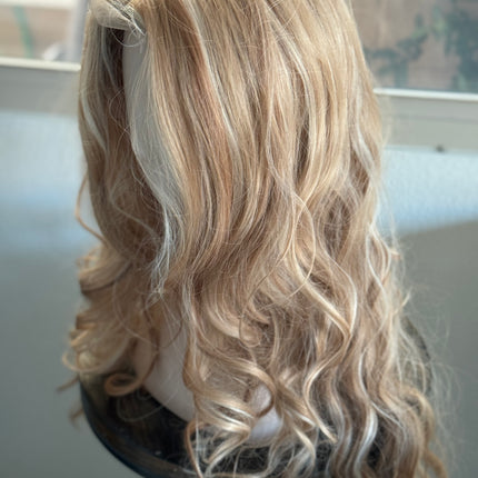 Tillstyle long caramel blonde  mix wavy for women 26 inch middle part curly wavy wig synthetic premium fibre heat resistant