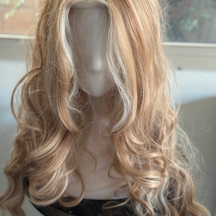 Tillstyle long caramel blonde  mix wavy for women 26 inch middle part curly wavy wig synthetic premium fibre heat resistant