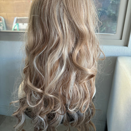 Tillstyle long caramel blonde  mix wavy for women 26 inch middle part curly wavy wig synthetic premium fibre heat resistant