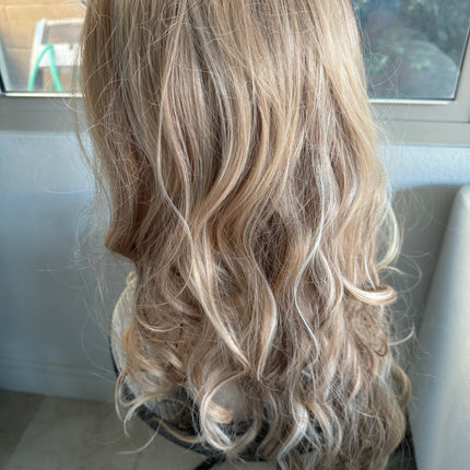 Tillstyle long caramel blonde  mix wavy for women 26 inch middle part curly wavy wig synthetic premium fibre heat resistant