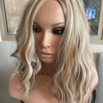 Tillstyle  blonde brown wig with side part for women loose body wave layered short wig bob wig