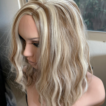 Tillstyle  blonde brown wig with side part for women loose body wave layered short wig bob wig