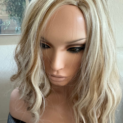 Tillstyle  blonde brown wig with side part for women loose body wave layered short wig bob wig