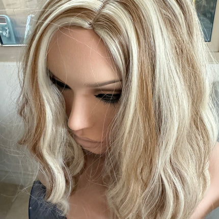Tillstyle  blonde brown wig with side part for women loose body wave layered short wig bob wig