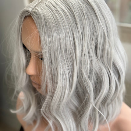 Tillstyle white silver grey wig for women loose body wave layered short wig bob wig premium synthetic fibre