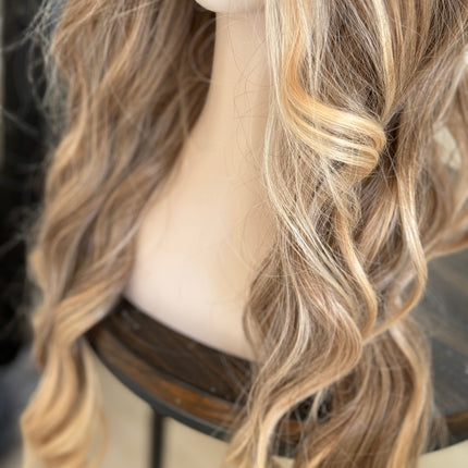 Tillstyle long  ombre blonde wavy wig for women 26 inch middle part curly wavy wig