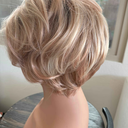 Tillstyle blonde short wig wavy layered