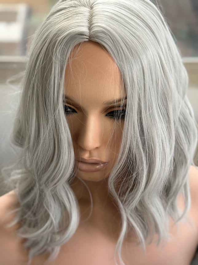 Tillstyle white silver grey wig for women loose body wave layered short wig bob wig premium synthetic fibre