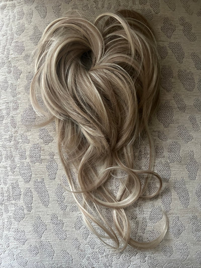Tillstyle elastic hair-bun with long bangs premium messy bun hair up scrunchies blonde highlighted