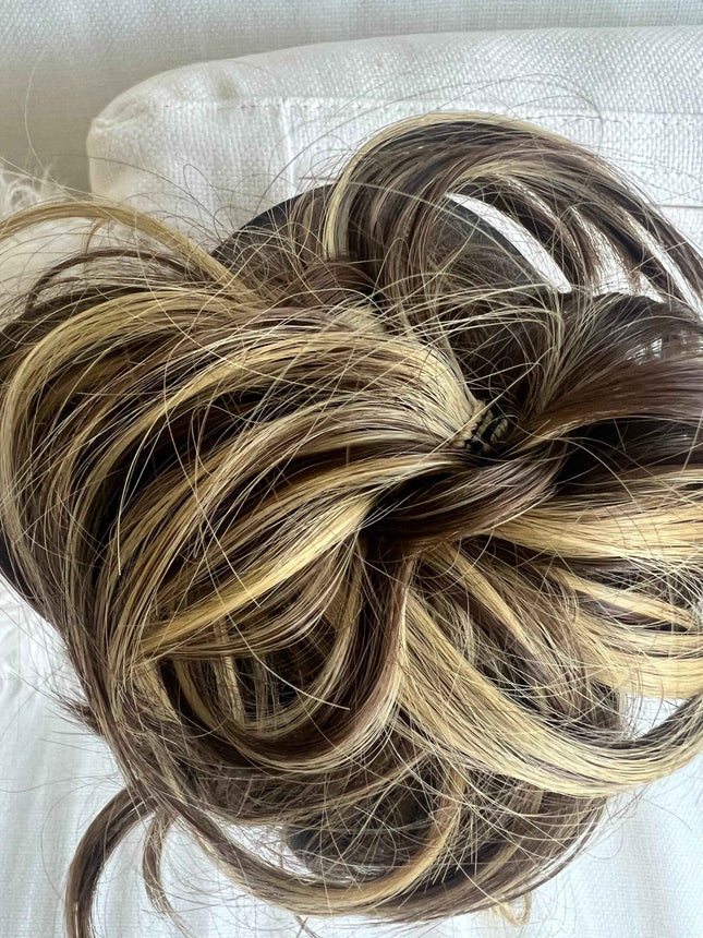 Tillstyle hairbun scrunchie with bangs dark brown with bold gold highlights