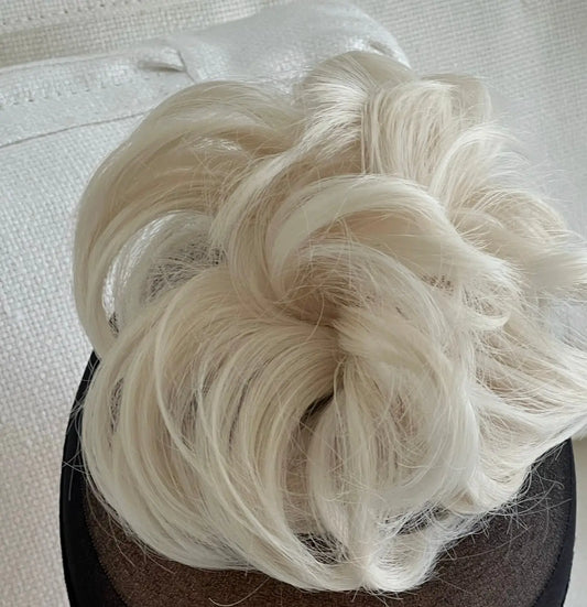 Creme_blonde_messyhairbun