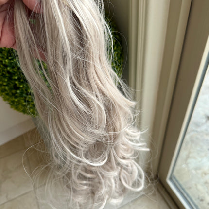 Tillstyle ashblonde grey loose body wave clip in ponytail