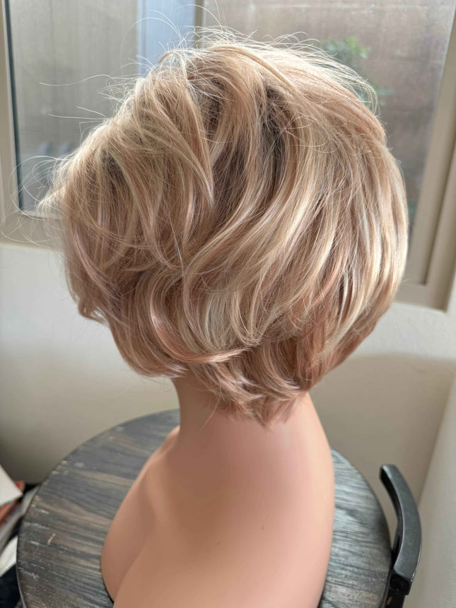 Tillstyle blonde short wig wavy layered