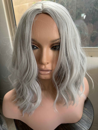 Tillstyle white silver grey wig for women loose body wave layered short wig bob wig premium synthetic fibre