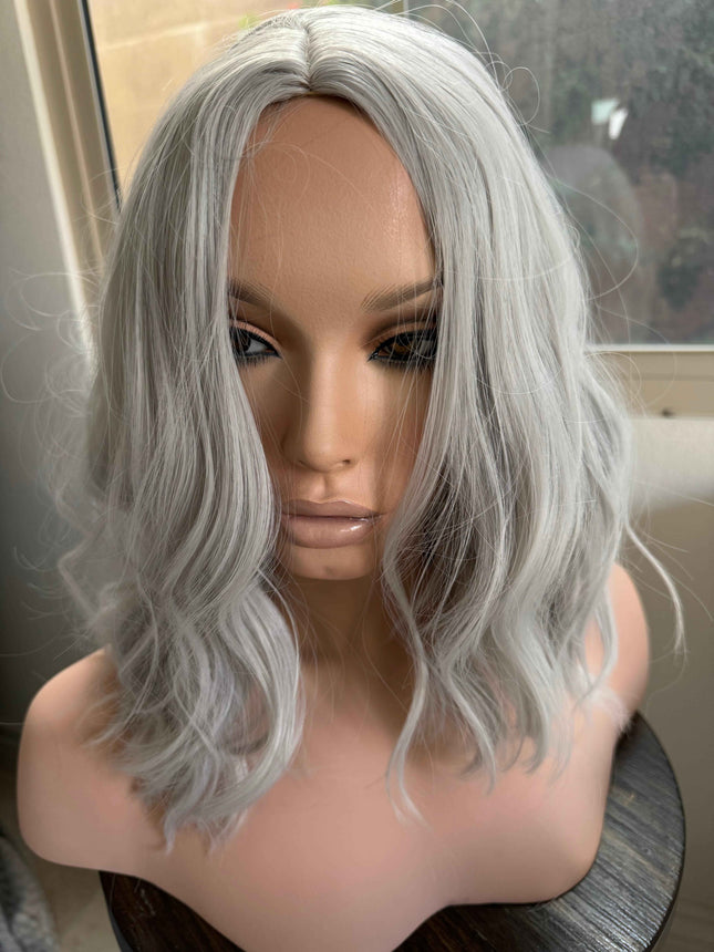 Tillstyle white silver grey wig for women loose body wave layered short wig bob wig premium synthetic fibre