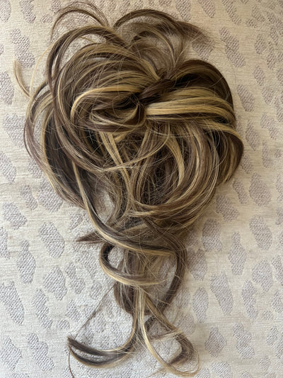 Tillstyle hairbun scrunchie with bangs dark brown with bold gold highlights