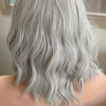 Tillstyle white silver grey wig for women loose body wave layered short wig bob wig premium synthetic fibre