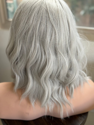 Tillstyle white silver grey wig for women loose body wave layered short wig bob wig premium synthetic fibre