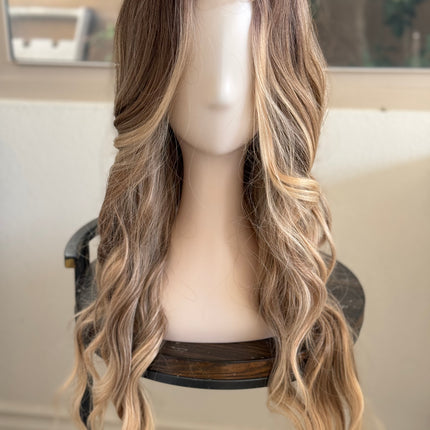 Tillstyle long  ombre blonde wavy wig for women 26 inch middle part curly wavy wig