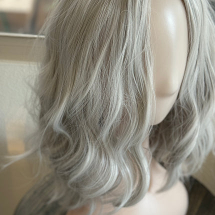 Tillstyle white grey wig for women loose body wave layered short wig bob wig premium synthetic fibre