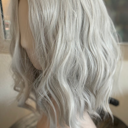 Tillstyle white grey wig for women loose body wave layered short wig bob wig premium synthetic fibre